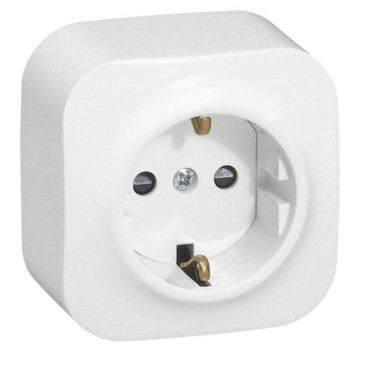 Pistikupesa m-ga pinnapealne valge