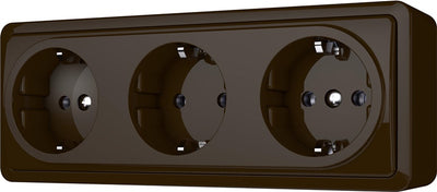 Pistikupesa maandusega 3-ne, pinnapealne, pruun