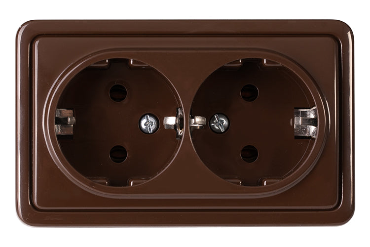 Pistikupesa maandusega 2-ne pinnapealne, pruun