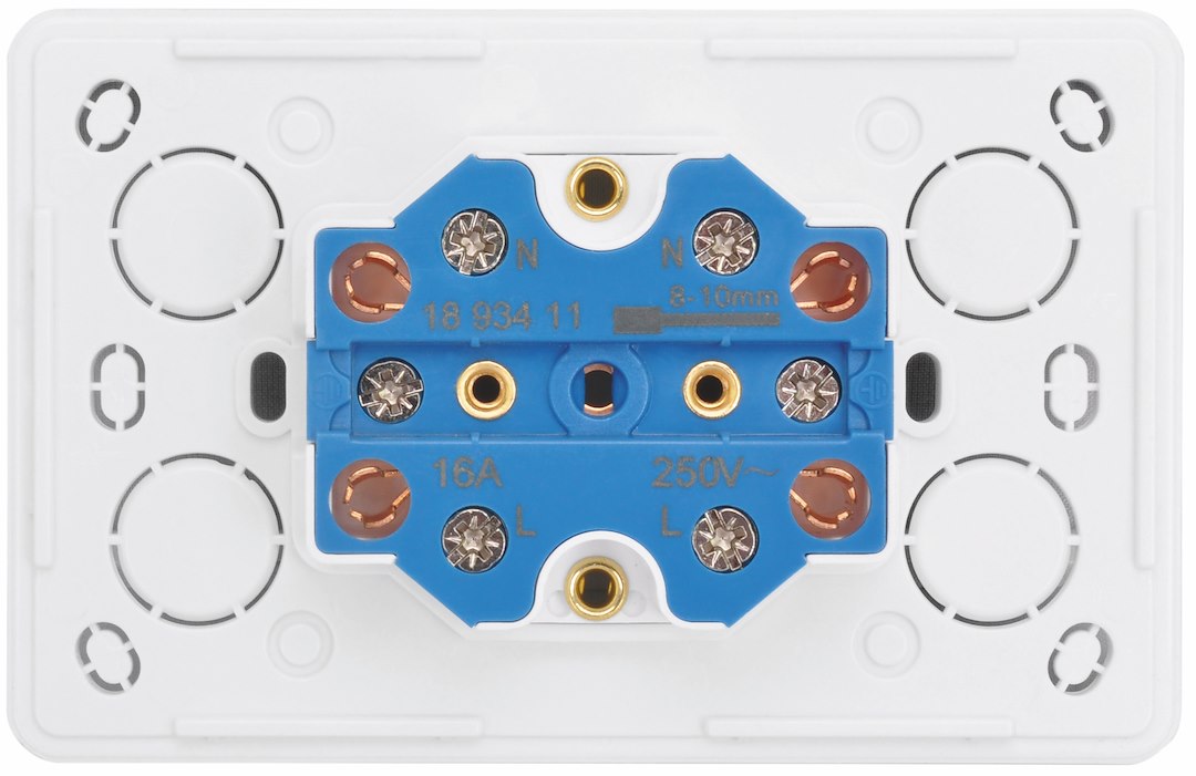 Pistikupesa maandusega 2-ne pinnapealne, valge