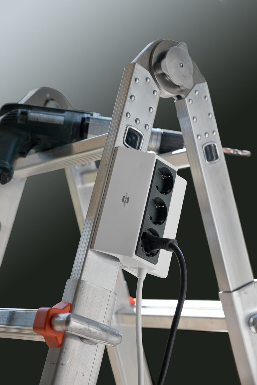 Jatkojohto puristimella, 3 pistorasiaa, 3m, 3G1.5, valkoinen