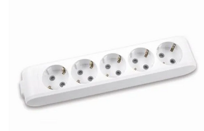 Pistikupesa m-ga 5-ne pinnapealne riputuskonksuga valge