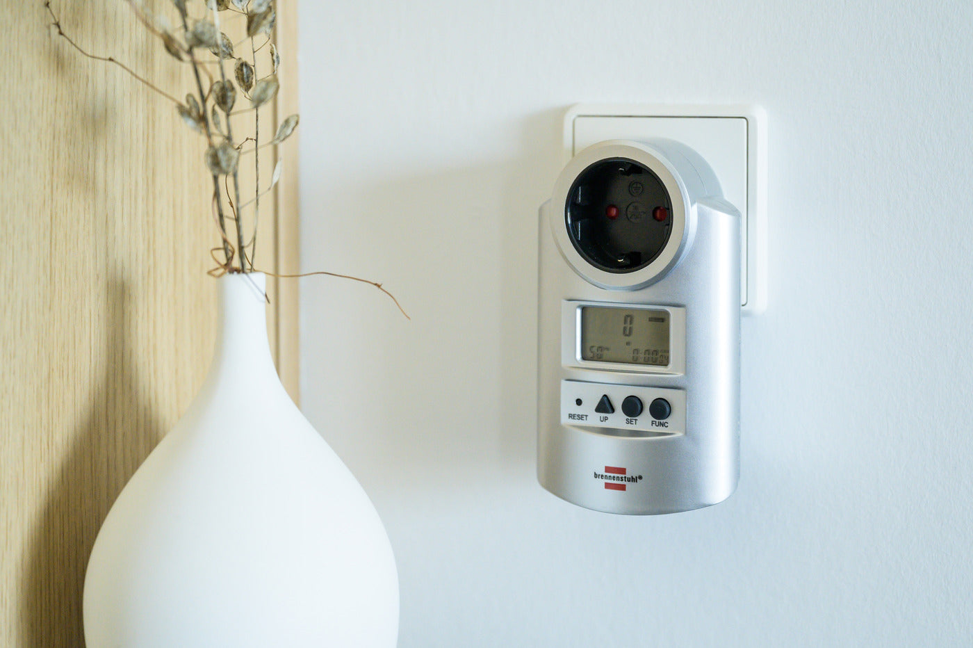 Arvesti pistikupesasse hall IP20 3xLR44