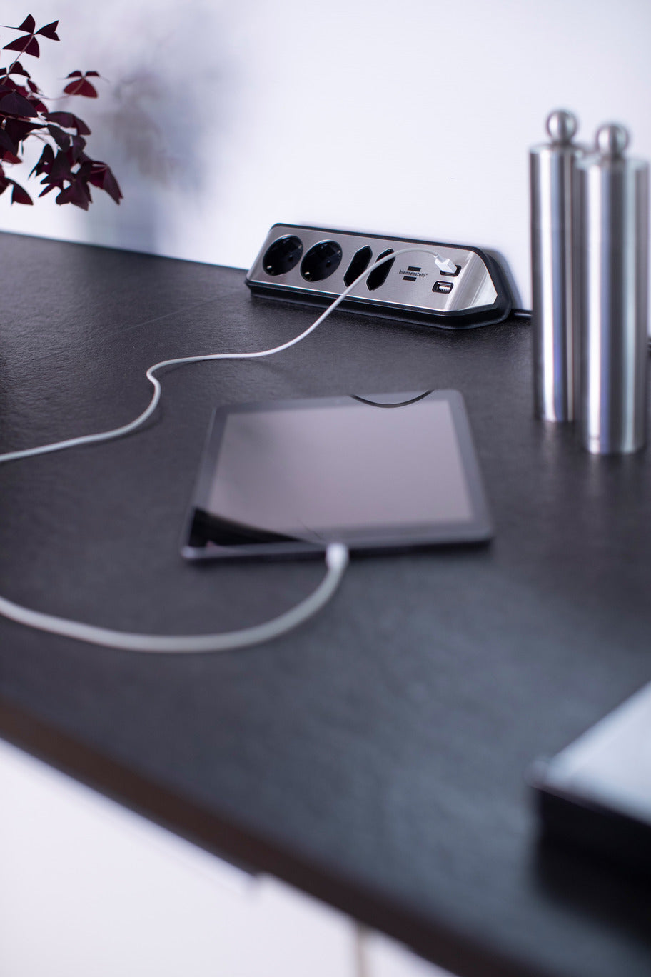 Nurgapikendusjuhe 4 pesaga ja 2×USB-ga 2 m IP20 hõbe/must