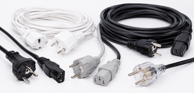 Erinevad pistikuga juhtmed ja elektriühenduskaablid heledal taustal, sobivad kiireks ühendamiseks seadmetele ja valgustitele.