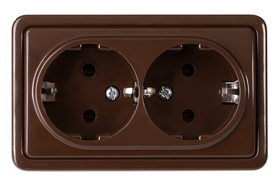 Pistikupesa maandusega 2-ne pinnapealne, pruun