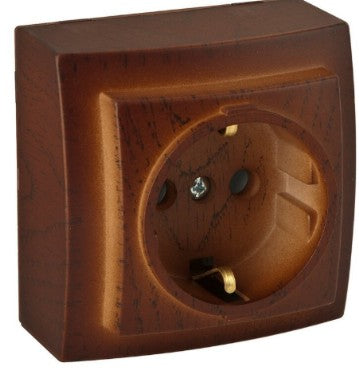 Pistikupesa pinnapealne kirss