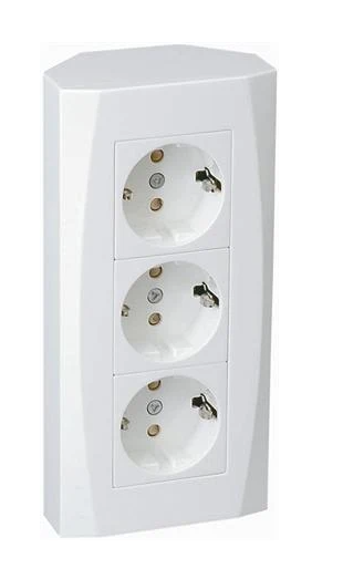 Pistikupesa maandusega, pinnapealne nurk 3-ne  valge