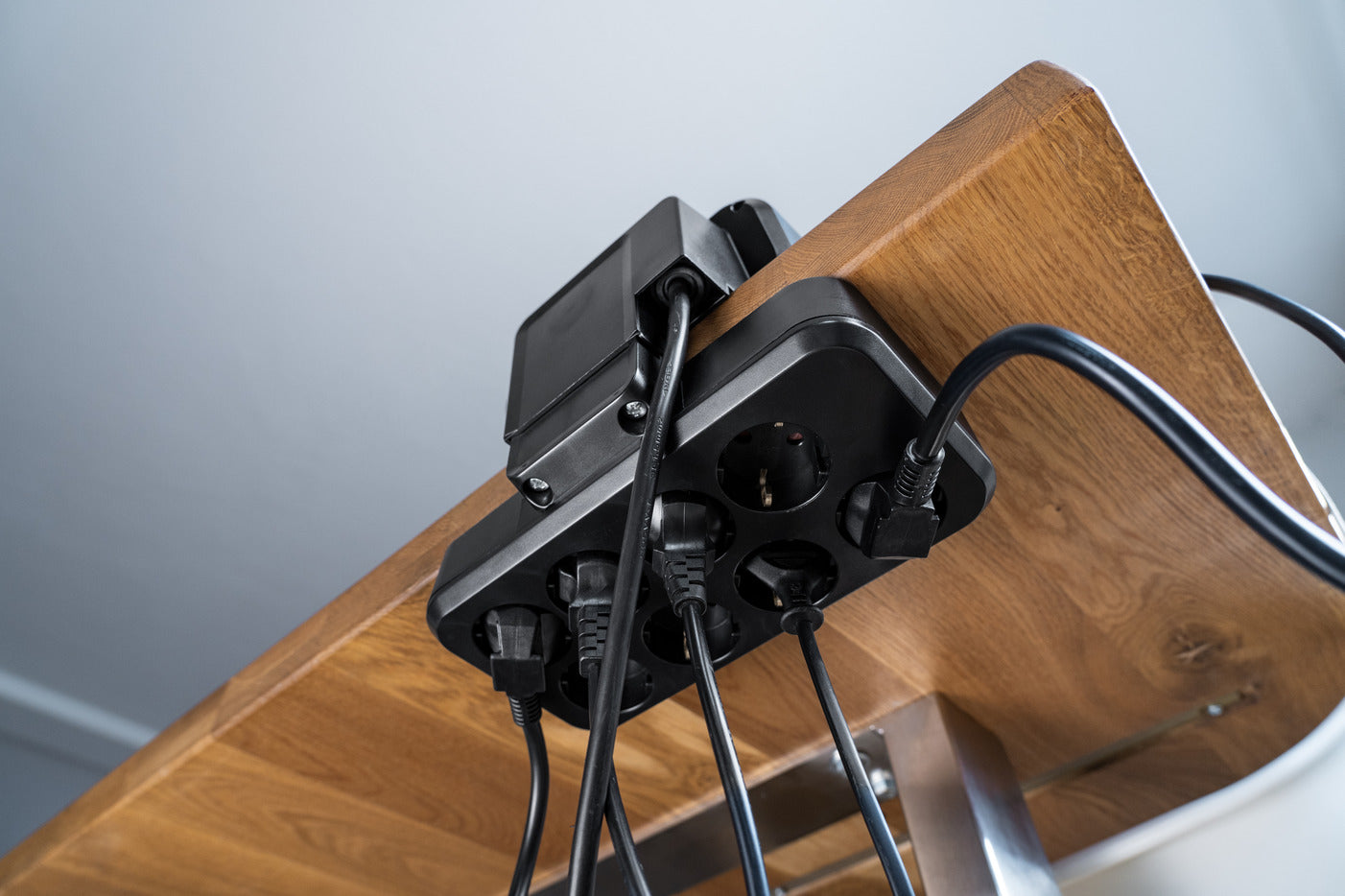 Pikendusjuhe lauapealne 2m 2pesa+USB+kiirlaadimispesa kuldne